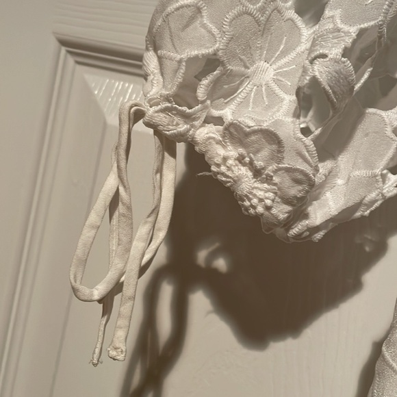 Storia White Lace Dress with Floral Design - Picture 4 of 6